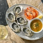 La mer street food coquillages : huîtres à 1 € au Vieux-Port