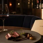 Le Jane - restaurant gastronomique à Lille : carte des vins et assiette.