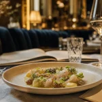 Restaurant gastronomique influence nice : assiette signature en salle feutrée près du port