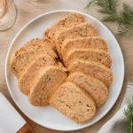 Vin avec pain de poisson : bouteille de rosé sec près d’un pain de poisson