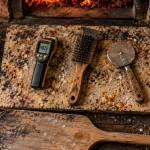 Accessoire four a pizza : pelle, thermomètre laser et brosse sur pierre réfractaire